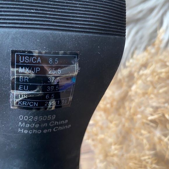 Forever 21 Sexy Comfy Slip On Strappy Heels - Picture 4 of 5